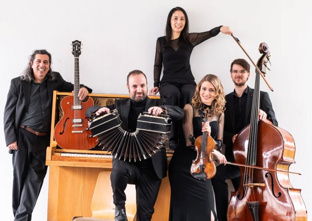 Instagram post from la.royal.tango. This post is in position 0.